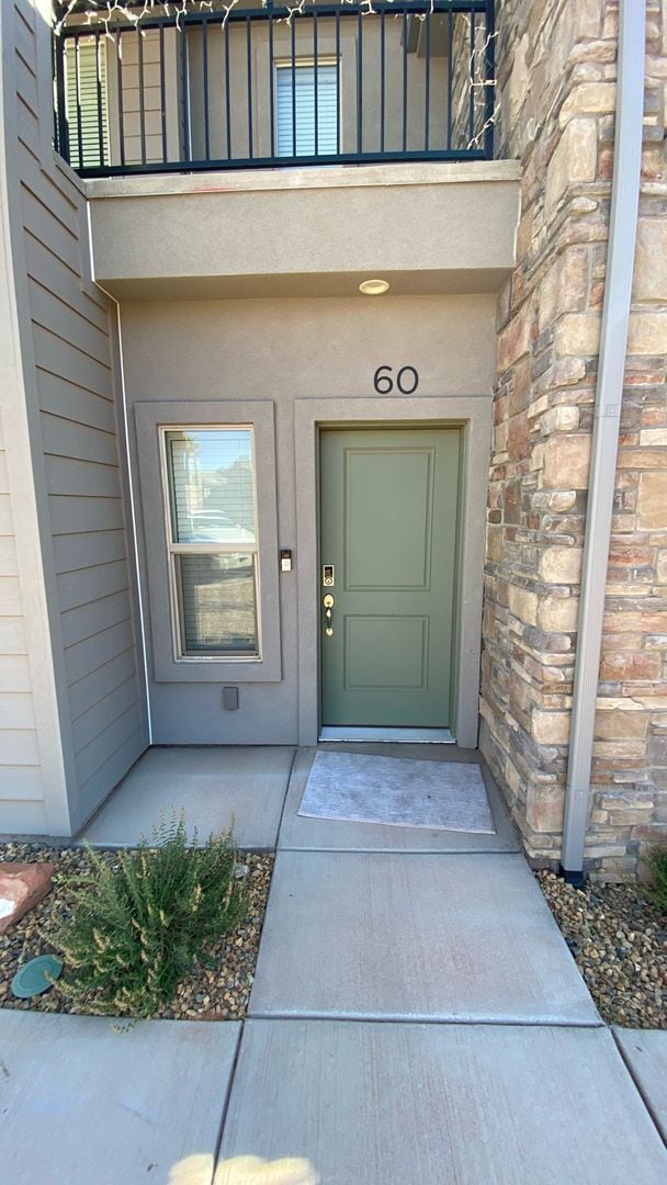 Building Photo - 3 Bed - 2.5 Bath, Large Townhome - 2 Car G...