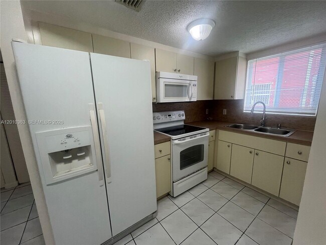 Building Photo - 1419 SW 22nd Ave