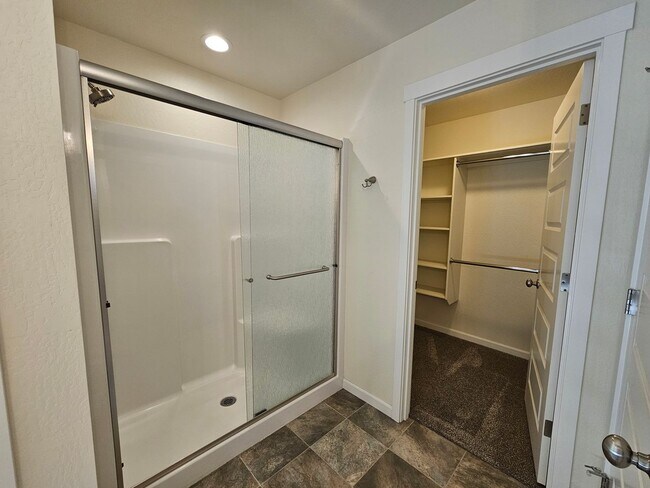 Building Photo - Newer Construction Close to Downtown Grants Pass