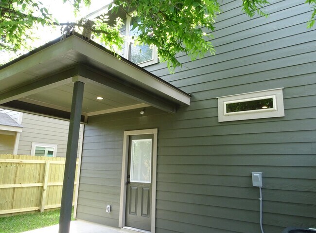 Building Photo - 7042 Lakeview Dr.