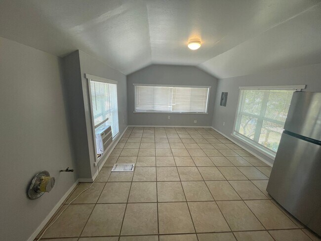 Building Photo - Fruit Ave - 911