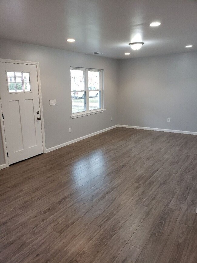 Building Photo - Grab this beauty before it's gone!