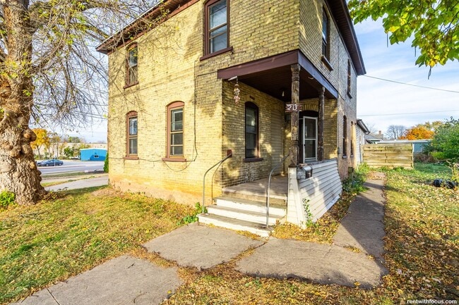 Building Photo - 213 Manitowoc St