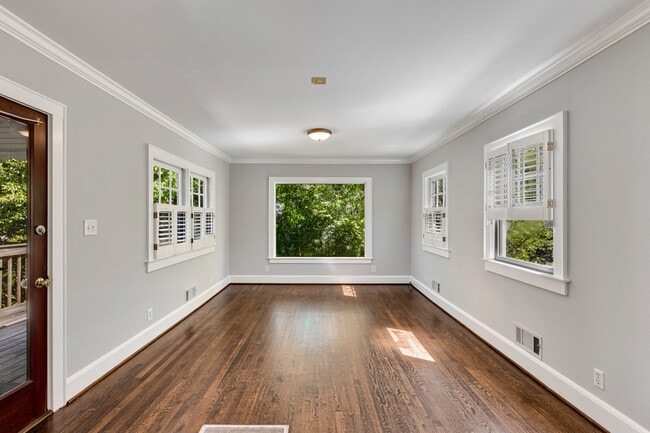 Building Photo - 666 Yorkshire Rd NE