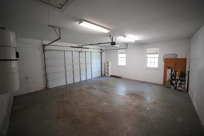 Building Photo - 352 Meadow Ridge Dr