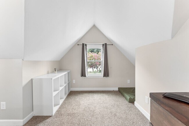 Building Photo - Renovated Bayview Beach Home!