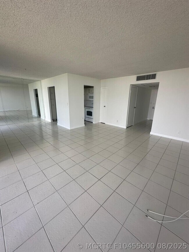 Building Photo - 20301 W Country Club Dr