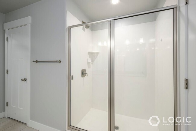 Building Photo - Gorgeous Townhome in Great Location!