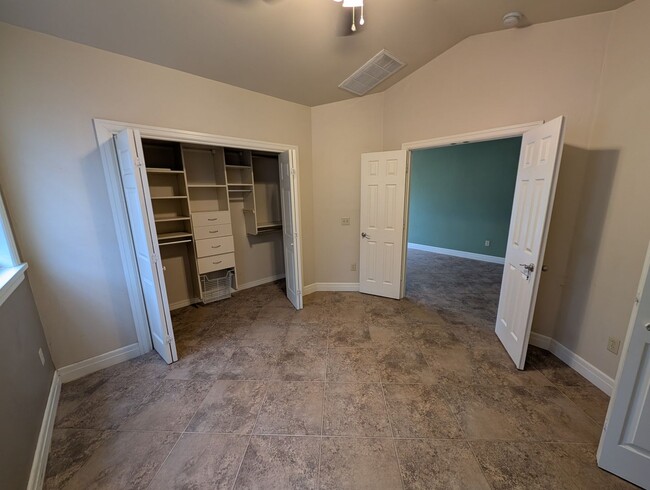 Building Photo - 1 bed 1 bath house with central heat and a...