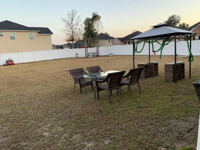 Building Photo - 1000 White Oak Cir