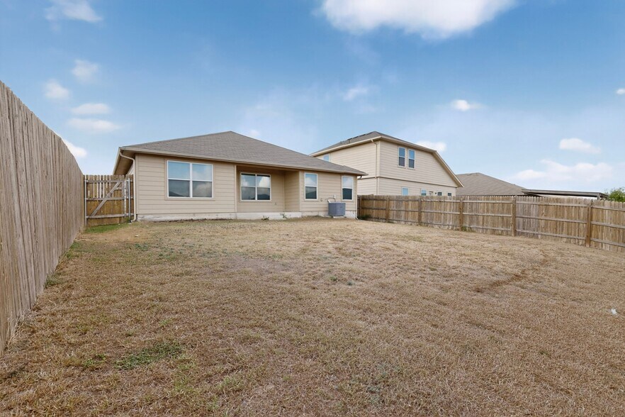 Building Photo - 402 Pentire Way