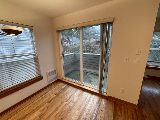 Building Photo - Wedgwood Townhome