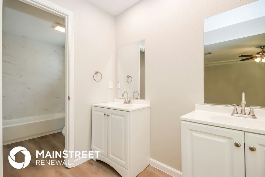 Building Photo - 8811 Oakleaf Forest Dr