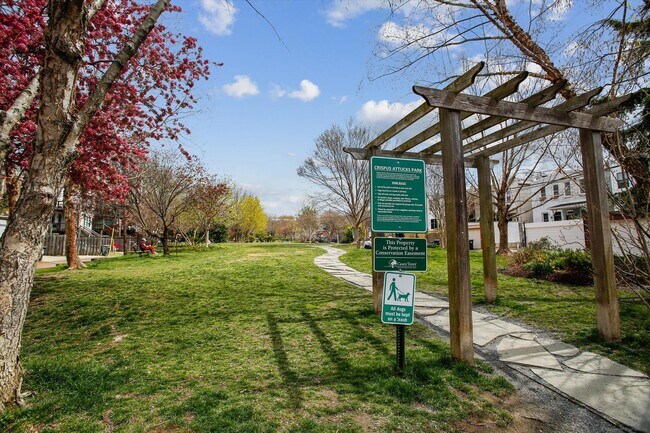 Building Photo - 150 Seaton Pl NW