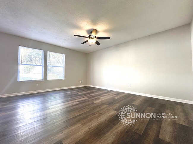 Building Photo - Charming 3 Bedroom 2.5 Bathroom in Meadow Hill