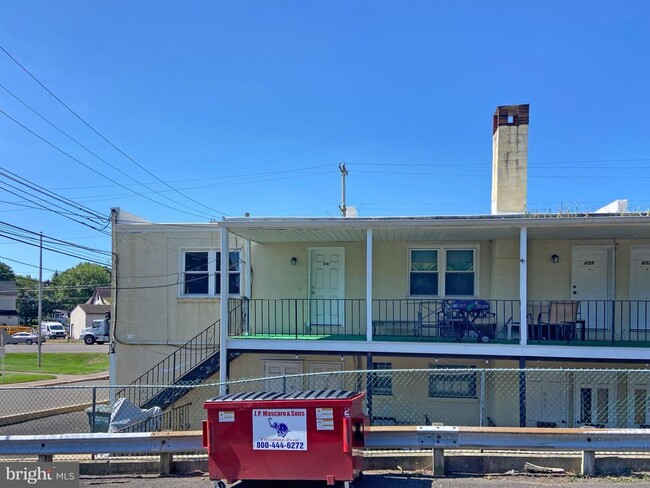 Building Photo - 861 Street Rd