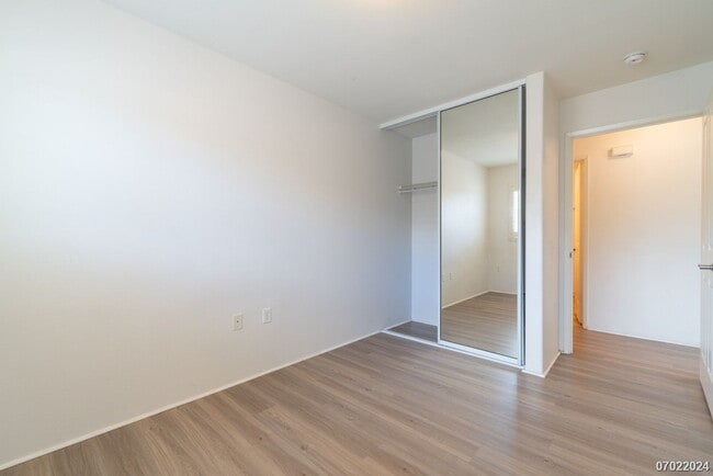 Building Photo - $2300 / 1br - 500ft2 - 1br/1ba/2pkg Townho...