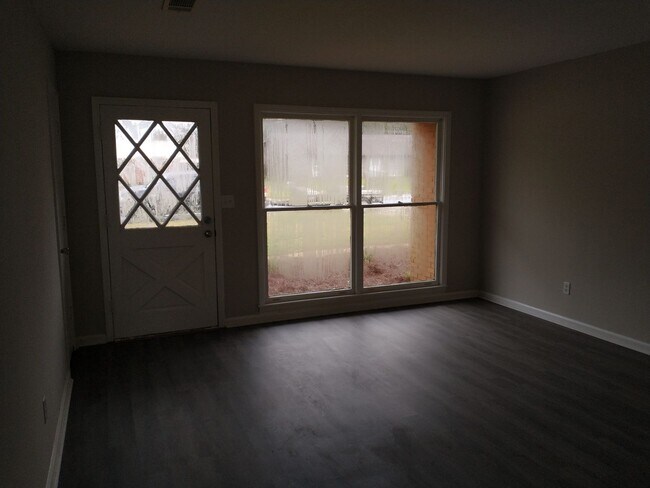 Building Photo - Nice 4/2--Move in Ready--Total Electric