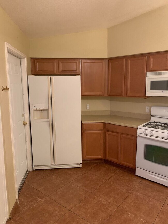 Building Photo - 2220 S Iris Dr