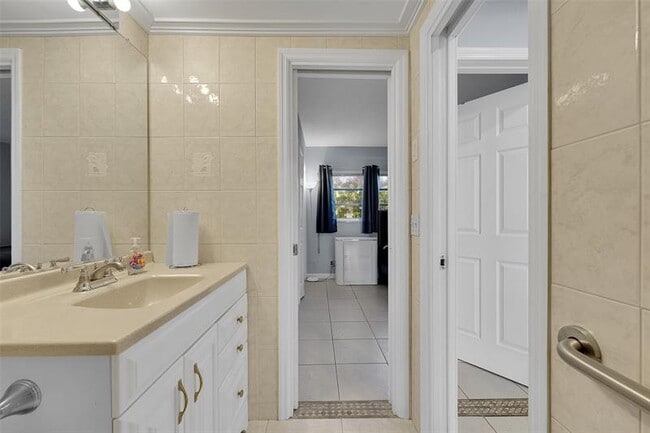 Building Photo - 4627 Bougainvilla Dr