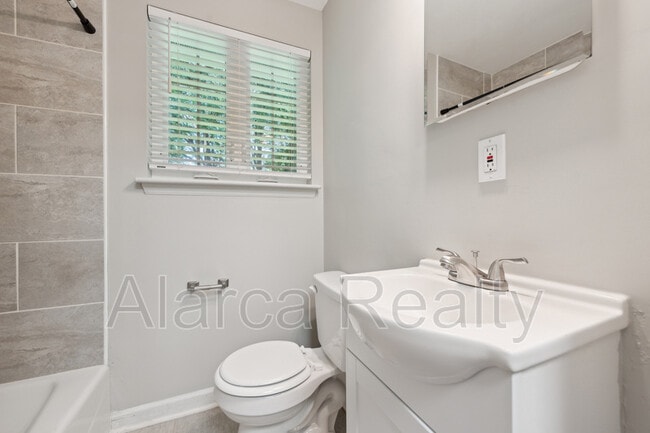 Building Photo - 2438 Finchley Dr