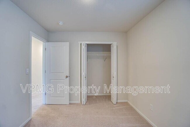 Building Photo - 2620 NE 117th Pl