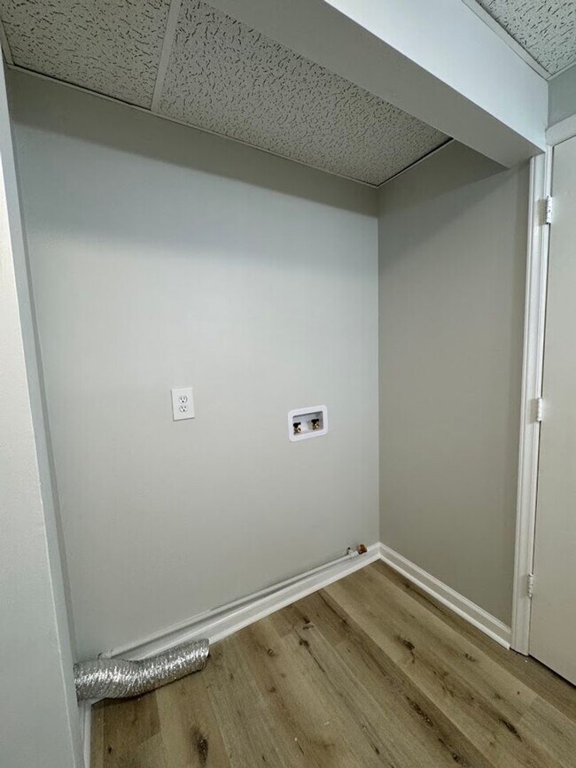 Building Photo - 2205 Hathaway Dr