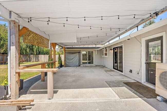 Building Photo - Beautiful Steilacoom Home with Private ADU, Covered Patio, Bonus Gym & A/C!