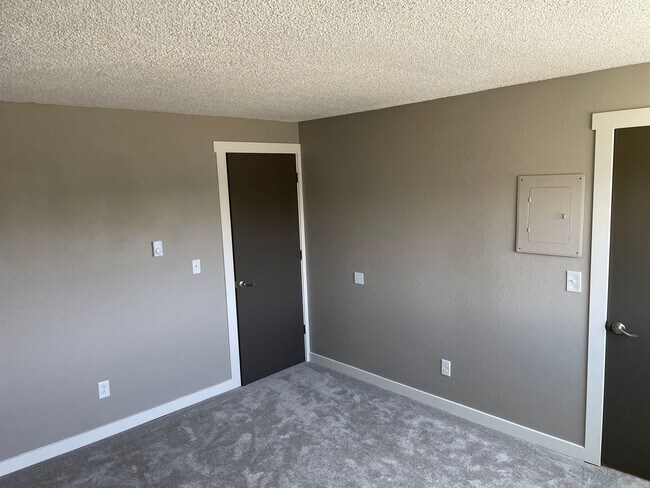 Building Photo - Brand new remodel - top floor 2 bedroom wi...