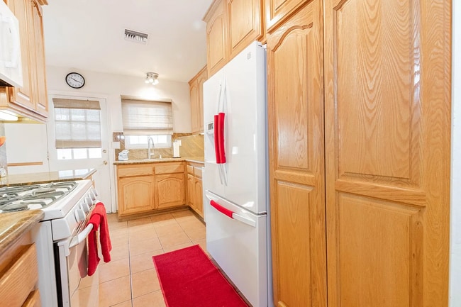 Building Photo - 2120 N Valley St