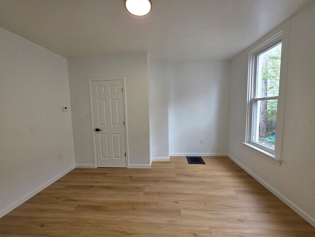 Building Photo - Space 3 bed 1 bath house for rent in Braddock!