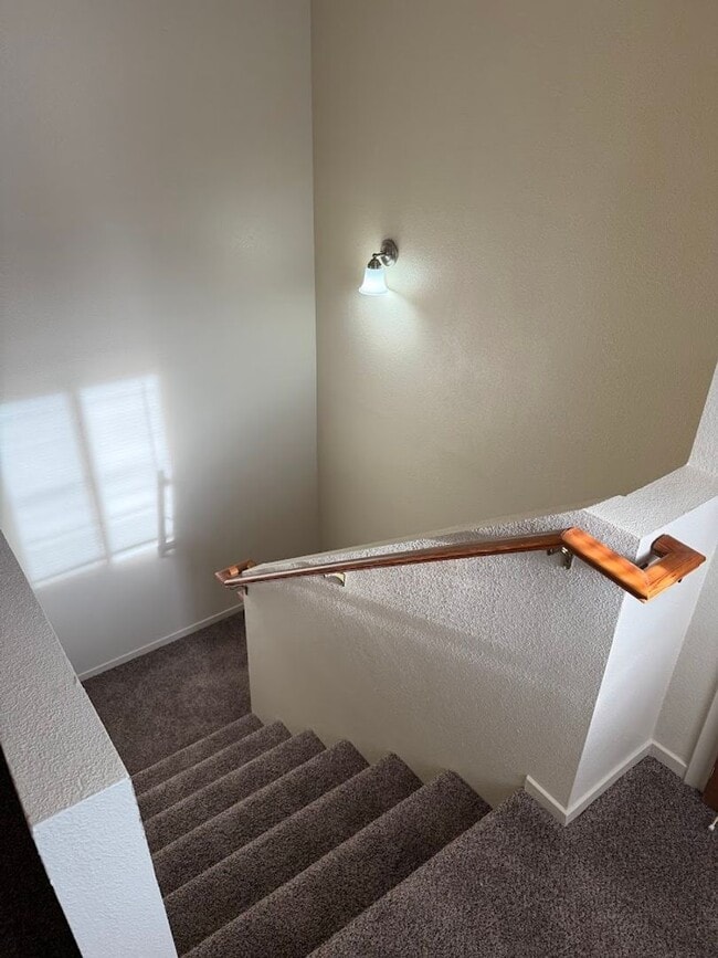 Building Photo - Huge Three Bedroom Townhouse with Garage and Backyard!