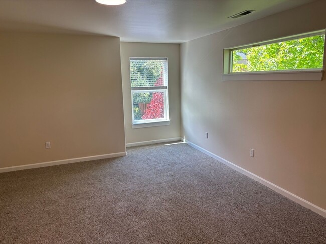 Building Photo - Newly updated home in SW Bend with large bonus room and corner lot!