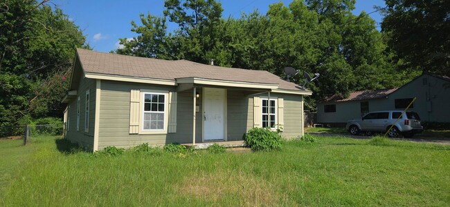 Building Photo - Cozy Corner Home with Backyard and Storage