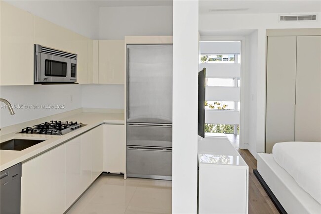 Building Photo - 440 S Hibiscus Dr