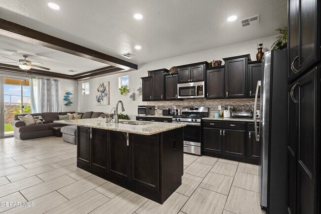 Building Photo - 212 S Manzanita Dr