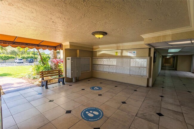 Building Photo - 13120 SW 92nd Ave