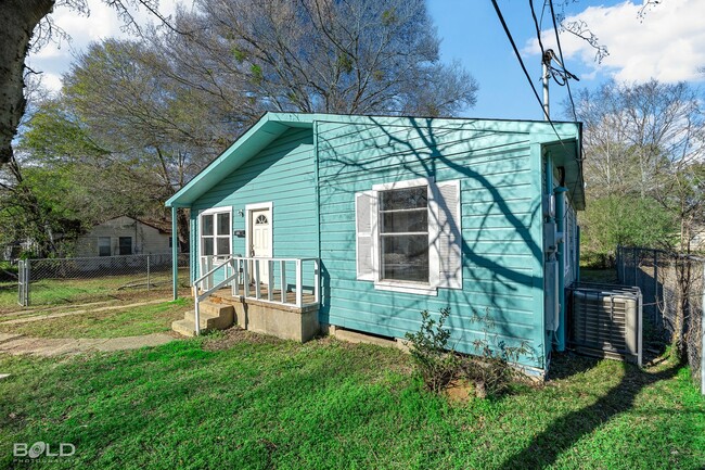 Building Photo - 5 BEDROOM 2 BATH