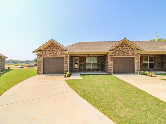Building Photo - Nice Townhome in Athens City! $250 Amenity...