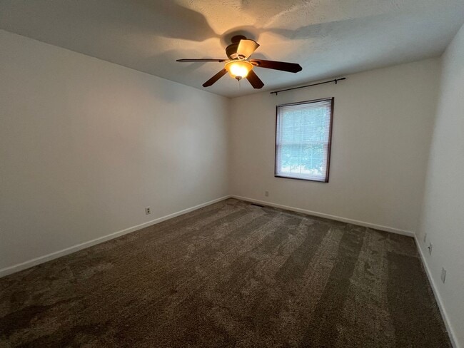 Building Photo - Immaculate 4 bed home in Bloomington