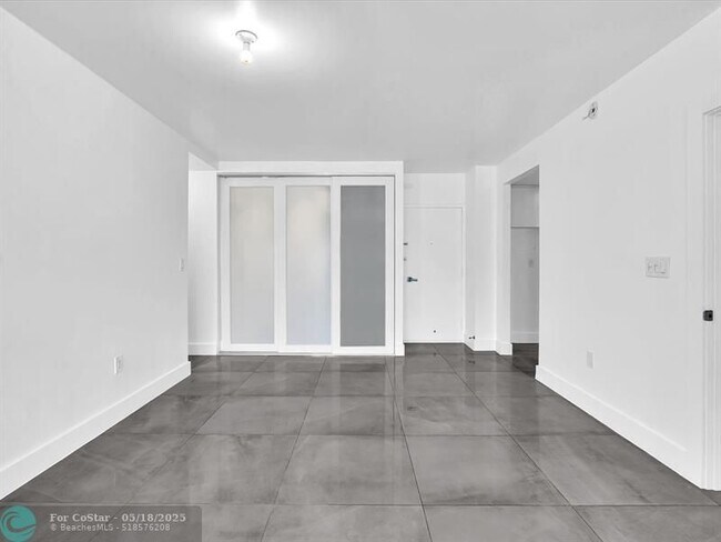 Building Photo - 300 Bayview Dr