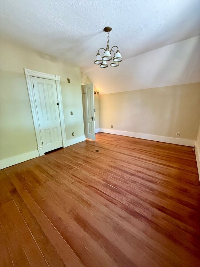Building Photo - Historic Willamette Charmer – A Rare Gem! ...