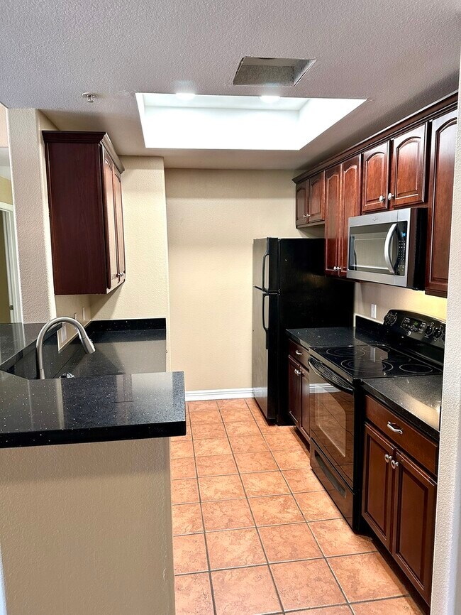 Building Photo - Stunning and spacious Portofino condo at Lakewood.