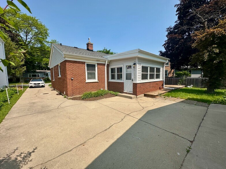 Building Photo - 823 N Yale Ave