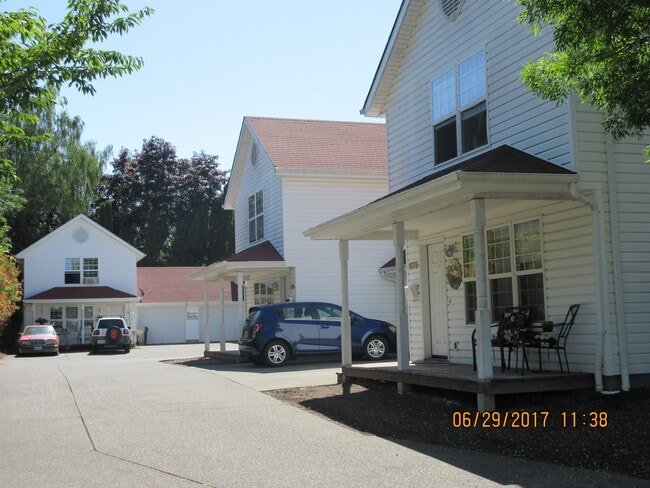 Building Photo - (887) Grant Duplexes - 3 bedroom / 1.5 Bath Townhouse Duplex