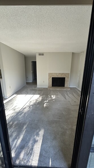 Living room - 871 Woodside Ln E