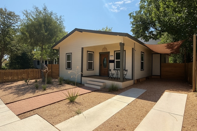 Building Photo - 1107 E 10th St