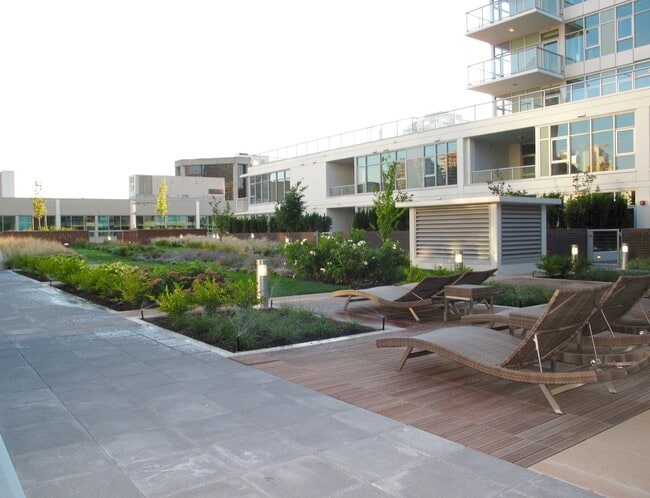 Building Photo - Exquisite 2 Bed/2 Bath Downtown Condo at I...