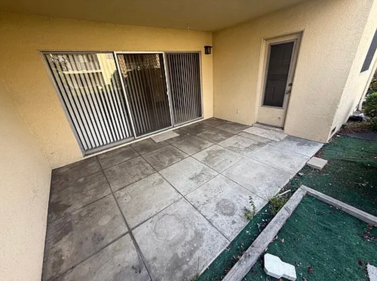 Patio - 1148 W Huntington Dr