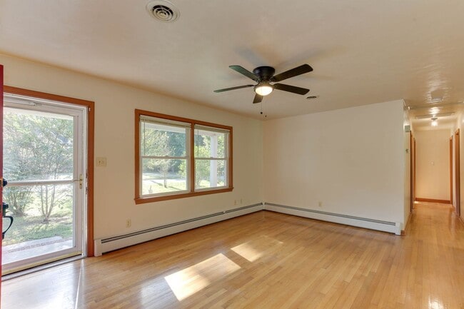 Building Photo - Welcome to Yorktown with a charming rural feel!